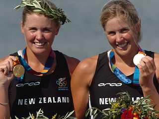 Kiwi rowers Georgina and Caroline Evers-Swindell proudly show their Olympic gold medals - FOTOPRESS/Phil Walter